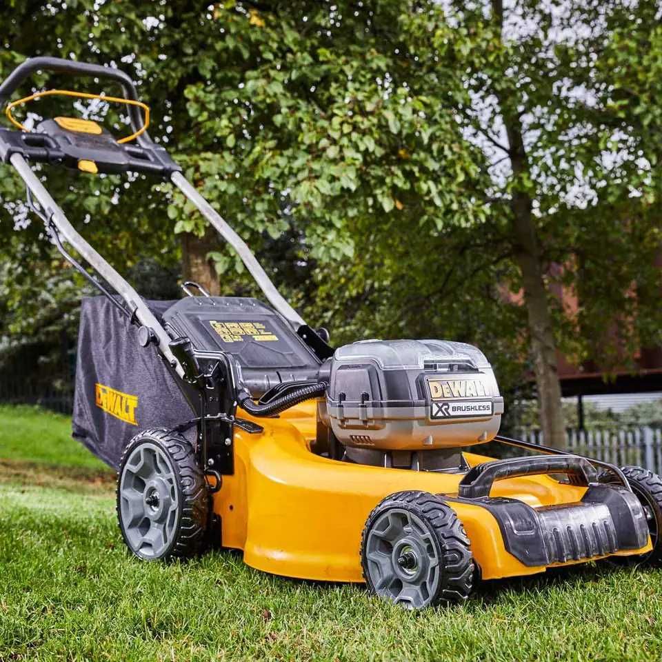 Акумулаторна косачка DEWALT