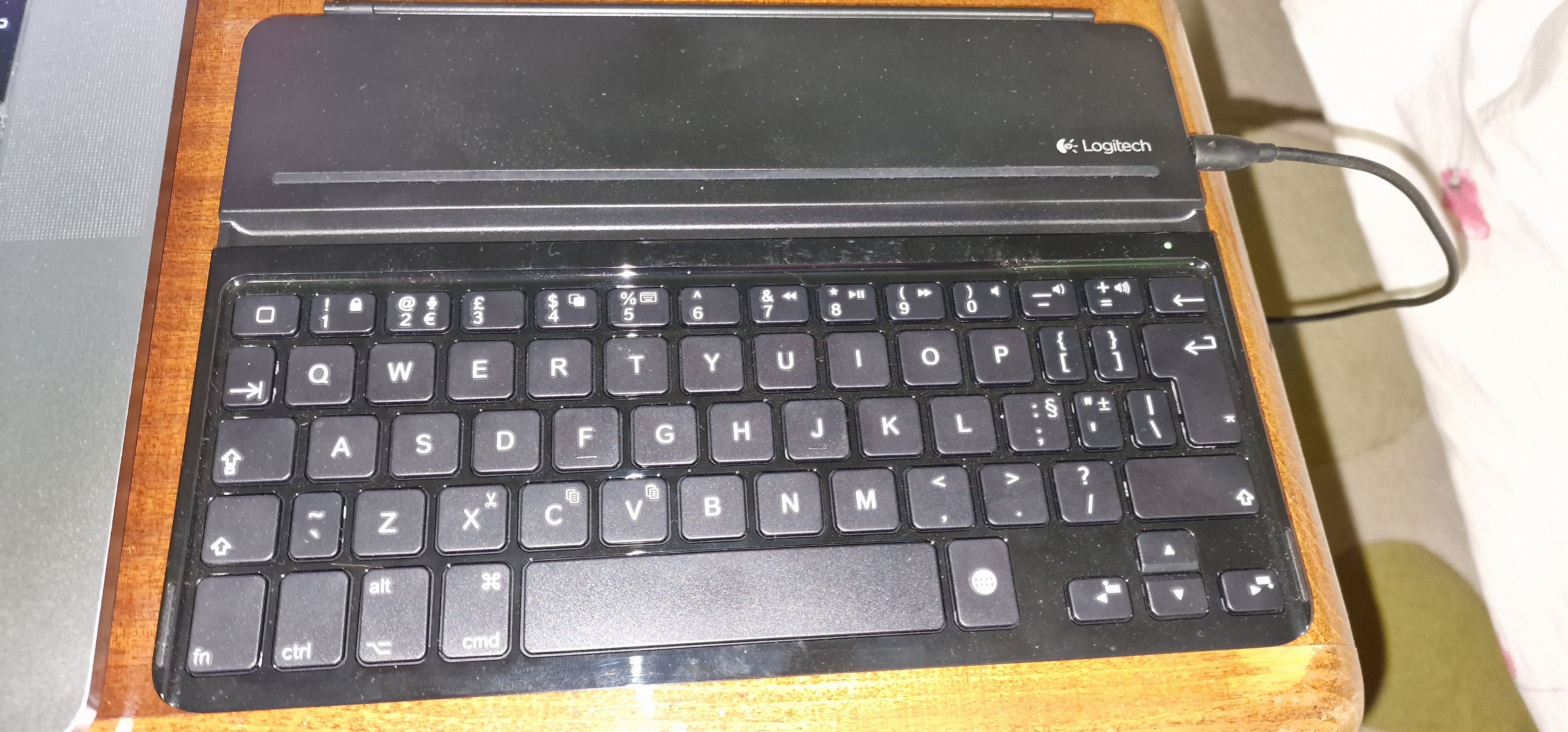Безжична клавиатура Logitech ultrathin keyboard cover Apple Ipad Air