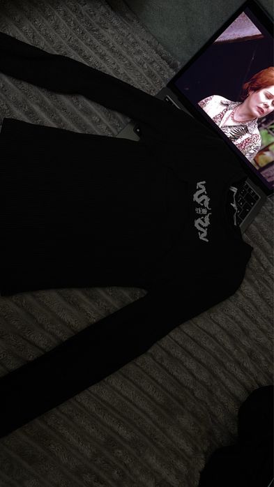 черная кофточка с принтом