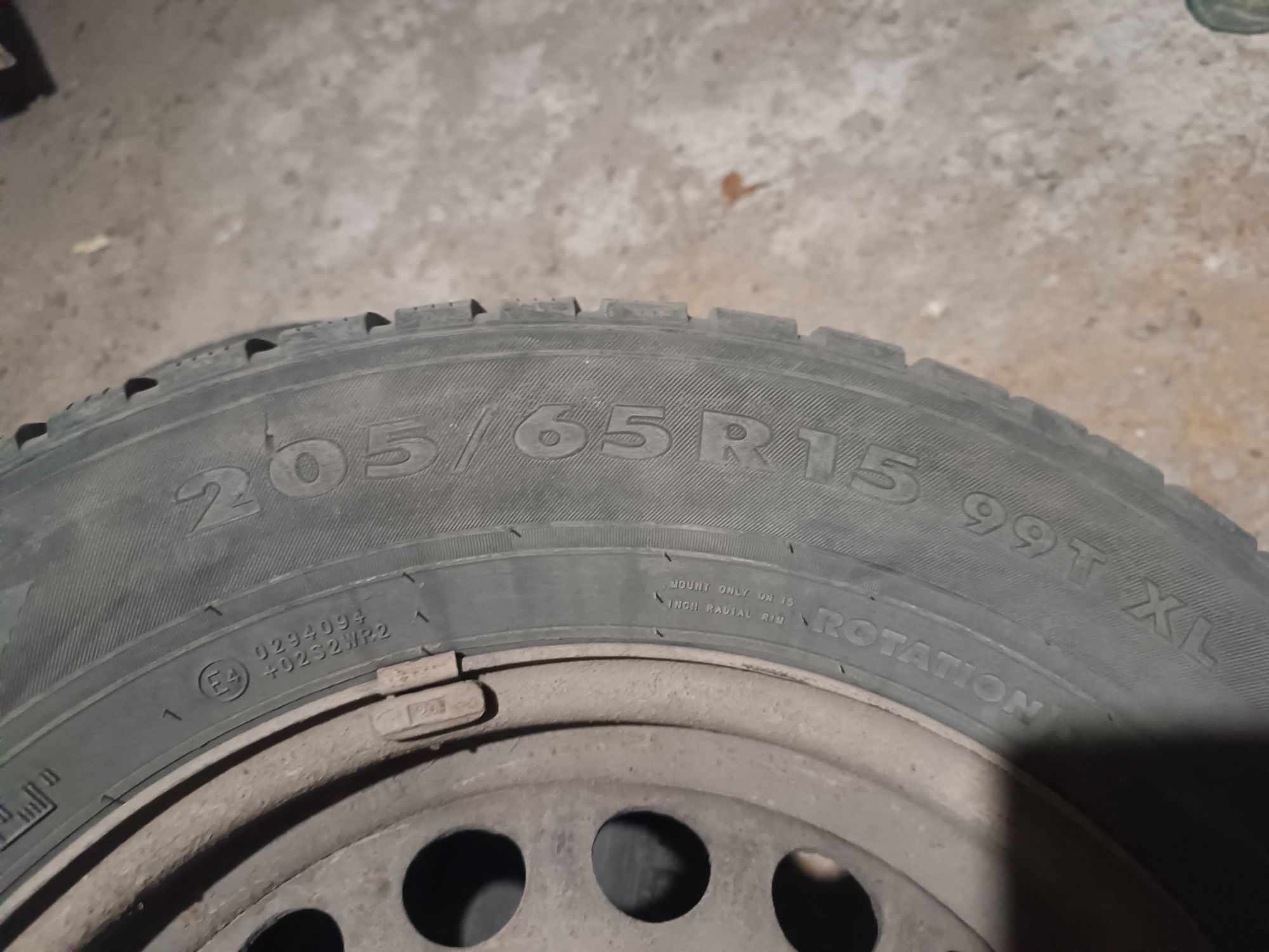 Срочно продам зимние шины 2 штуки