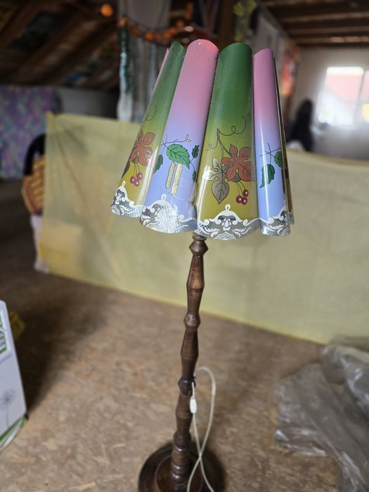 Lampă stativă din lemn sculptat