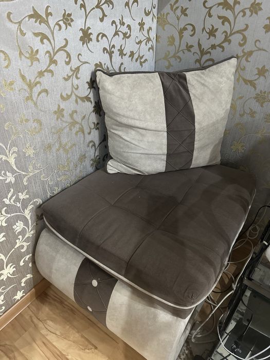 Продается угловой диван с пуфом