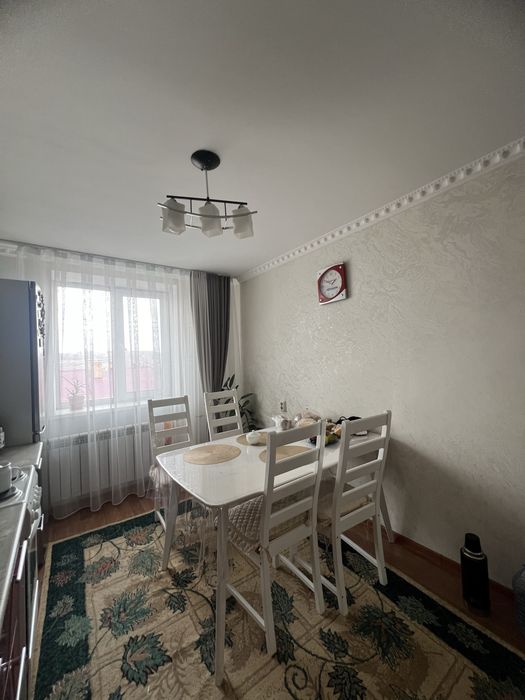 Продам срочно Кухонный стол с 6-ю стульями