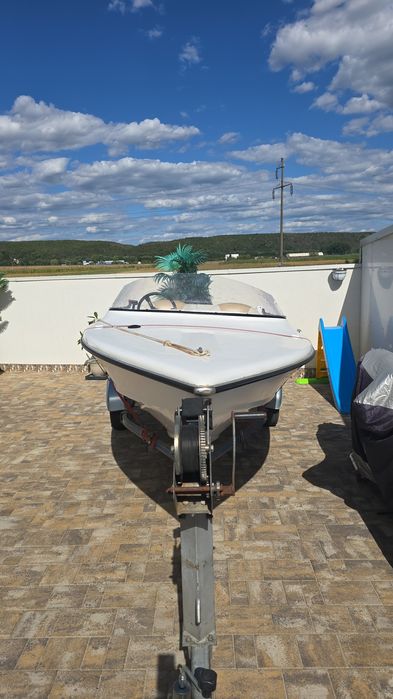 Barca cu  motor de 60  si peridoc acte la zi