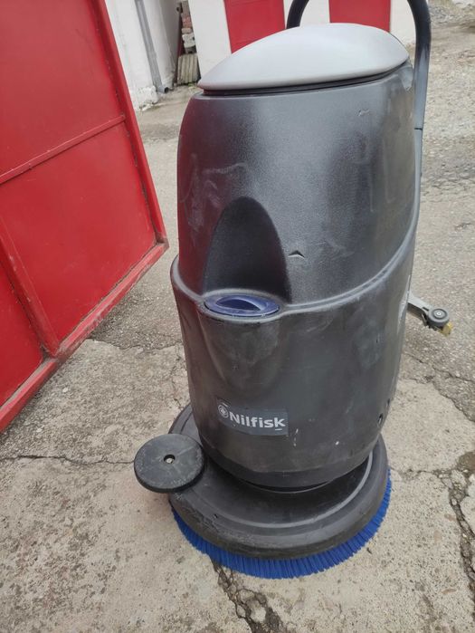 Închiriere utilaje –Mașini de spălat pardoseală disponibile