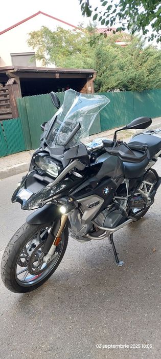Motocicleta Bmw R1250 GS dotata cu side case si top case Bmw