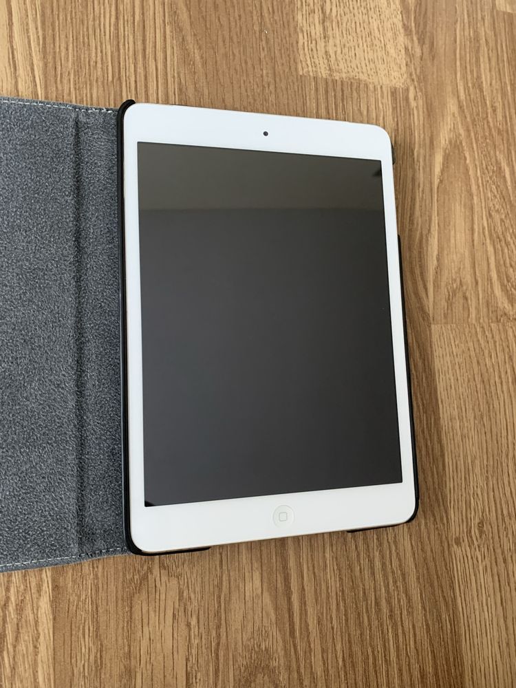 Tableta Apple iPad pentru piese,cititi anuntul .