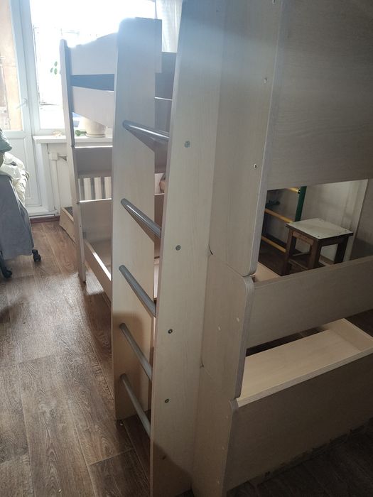 Продам двухярусную кровать