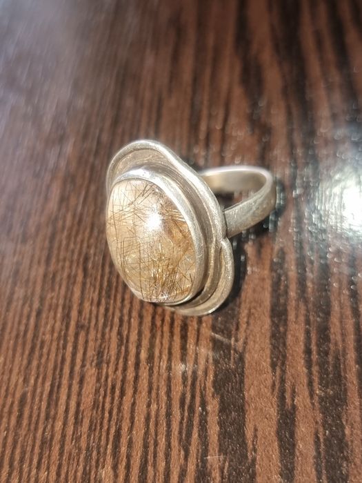 Кольцо с натуральным камнем волосатик