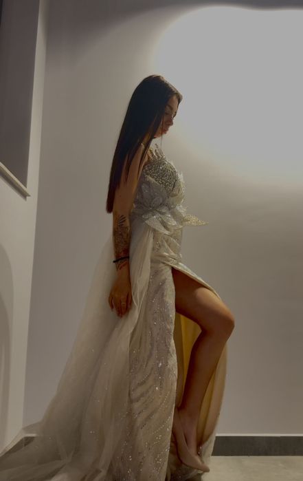 Бежова бална рокля с камъни