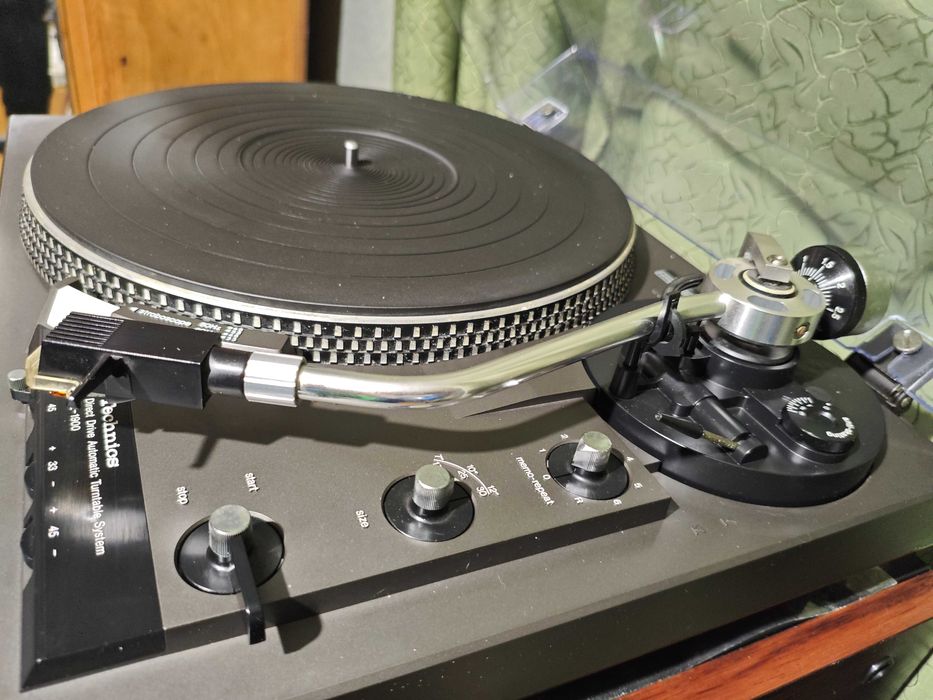 Проигрыватель виниловых дисков Technics SL-1900