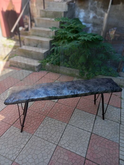 Продам скамейку металлическую верх новый дермантин