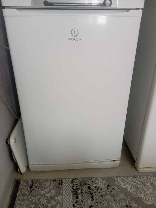продается морозильная камера Indesit