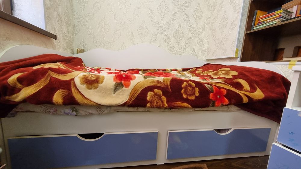 Большой шкаф и кровать