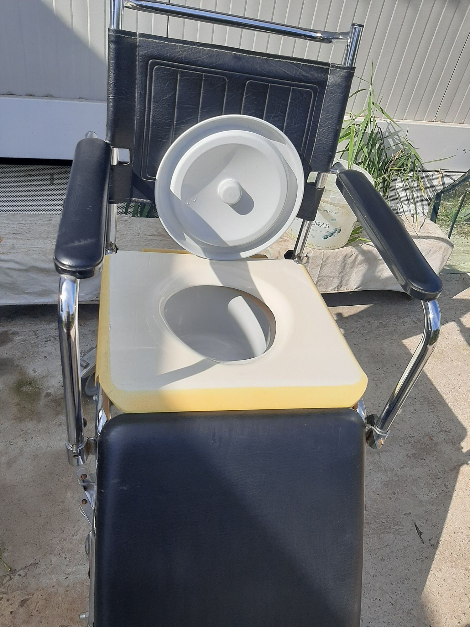Scaun mobil /wc pentru persoane cu deficienta