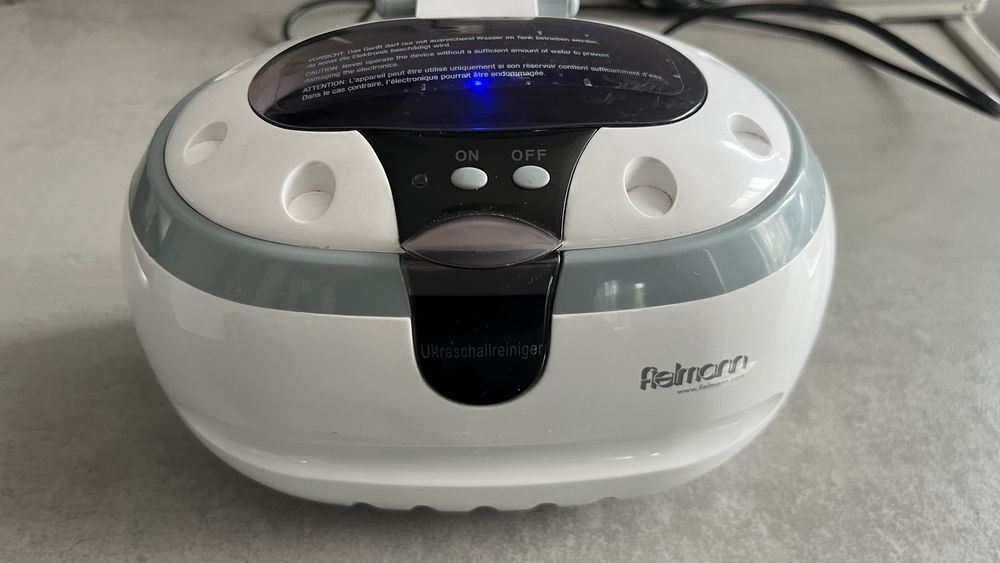 Aparat de curatat cu ultrasunete.