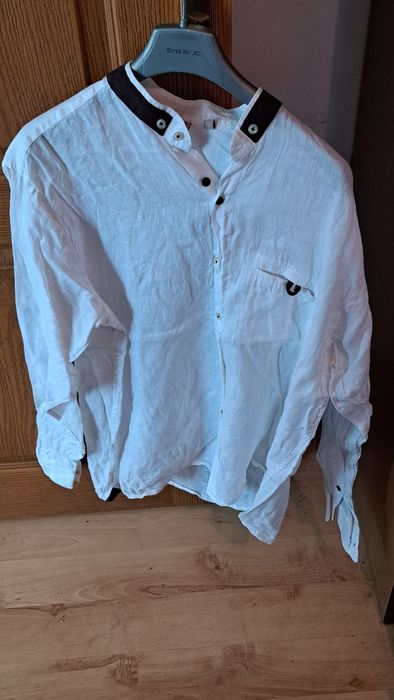 Продавам Официални Мъжки ризи

1. риза л цена 20лв
2.риза цена 40лв 2х