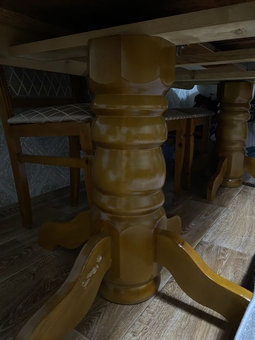 Продаю стол в хорошем состаяние. Прочный, устойчивый.