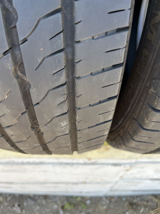 2 бр. гуми за бус 195/70/15C Semperit DOT 4718 6+ mm