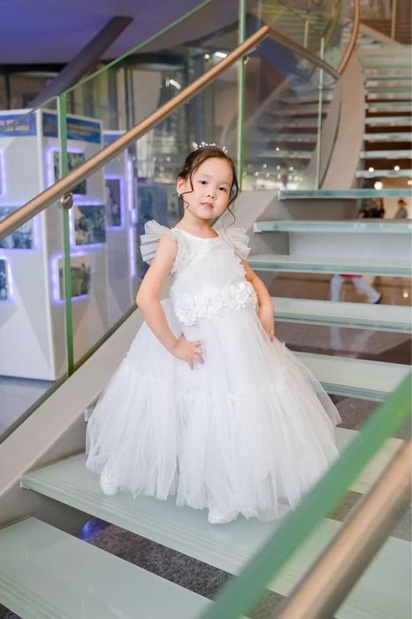 Платье нарядное на 8лет белое