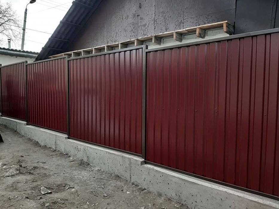 Vând garduri și porți la comanda clientului