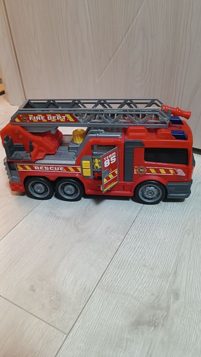 Пожарна кола на марката Dickie Toys с вода.