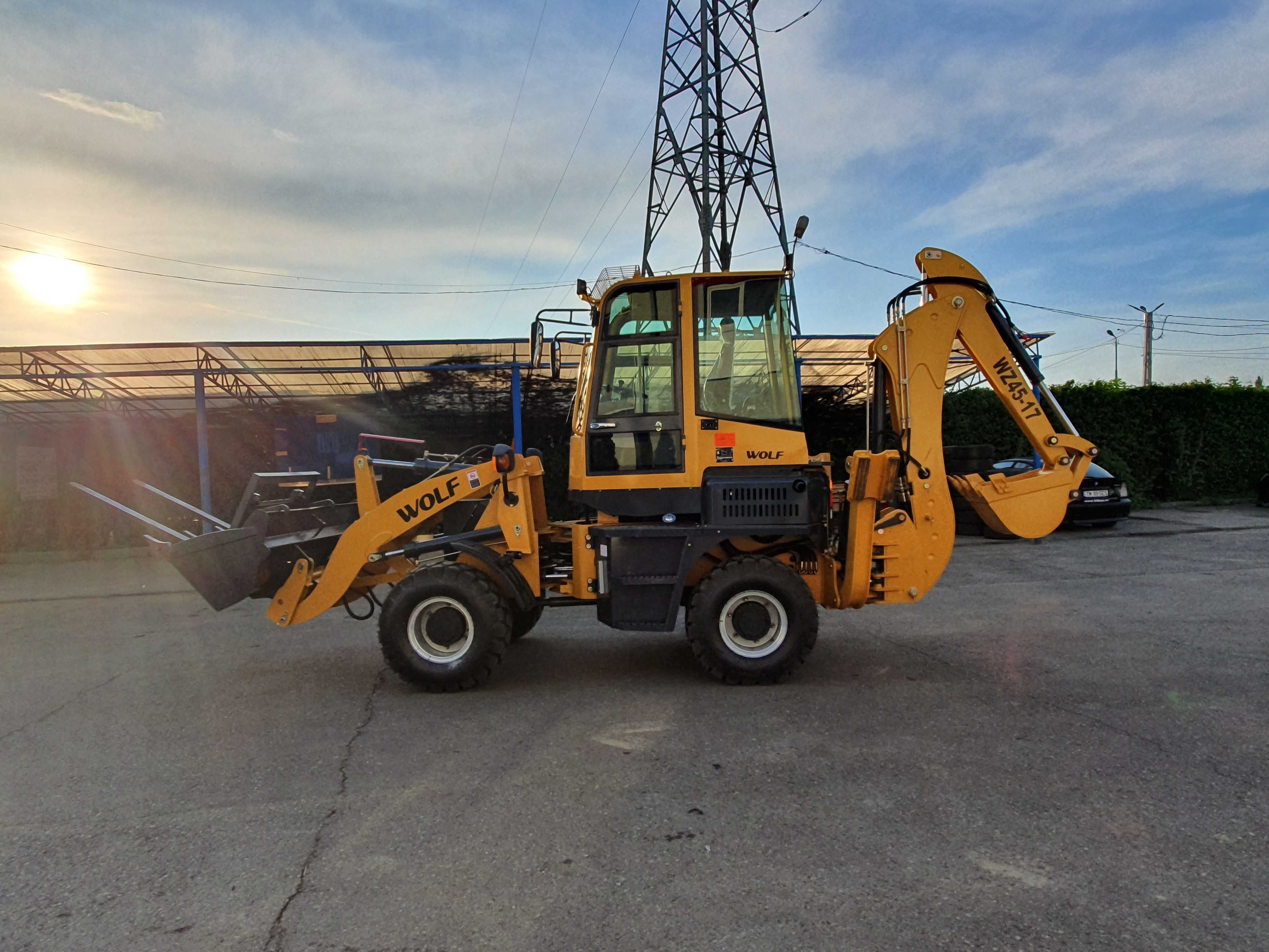 Buldoexcavator WOLF de 5 tone masa
