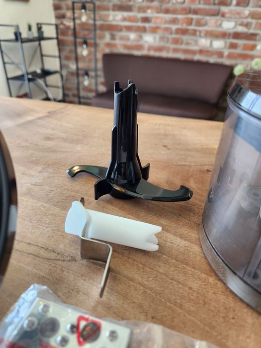 Кухненски робот Bosch + пасатор + 6 приставки