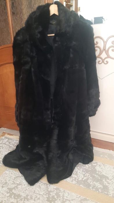 Шуба с капюшоном и шапка
