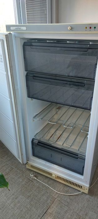 Продавам фризер 195 литра