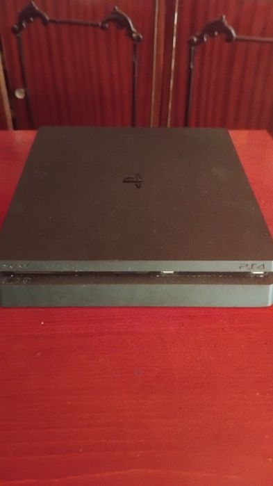 PS4 Slim cu daou manete originale plus cablu de incarcarecu pentru ele