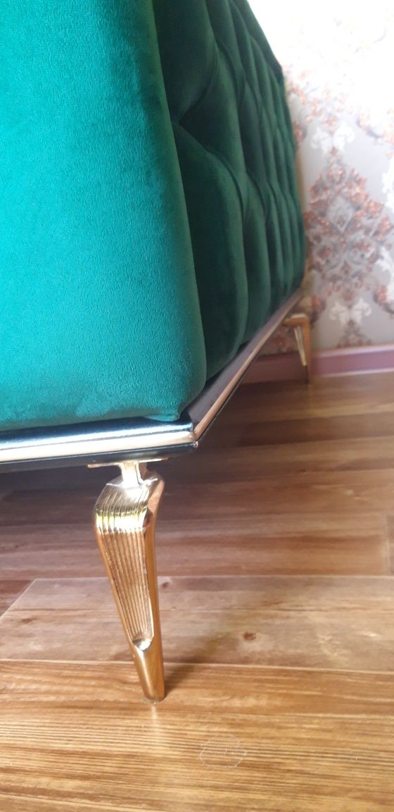 Продаются диван и два кресла