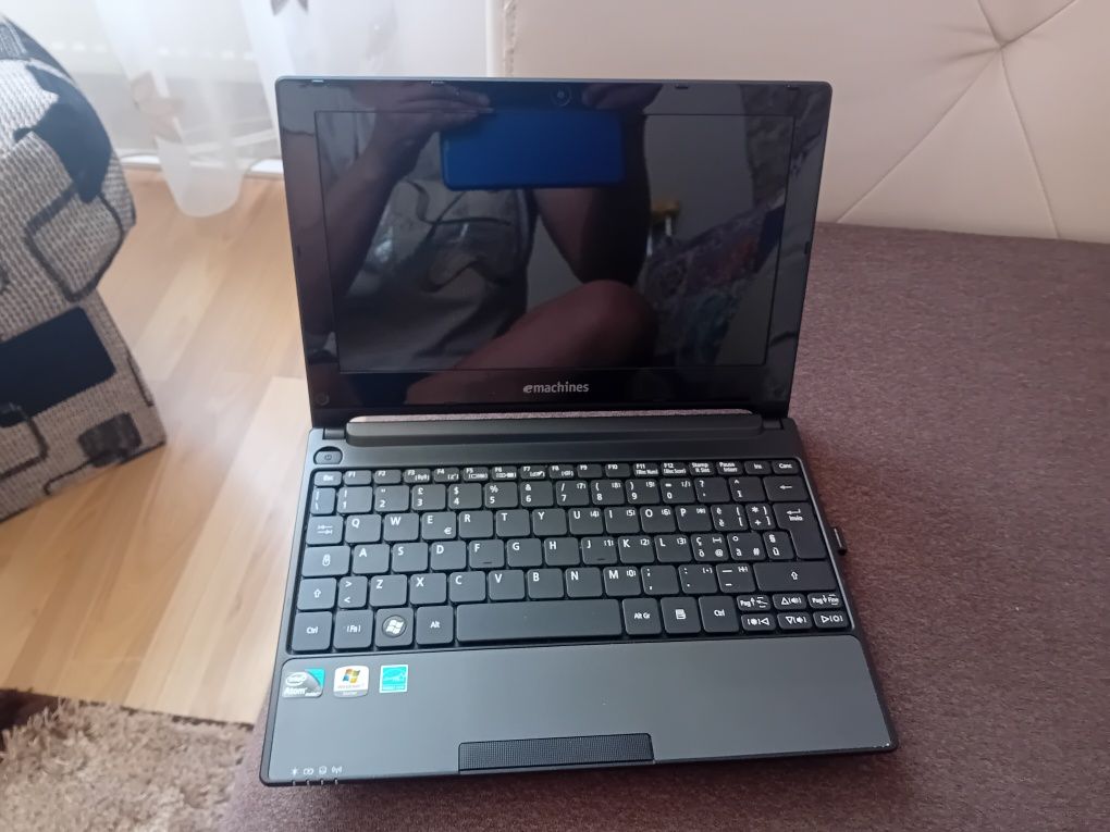 Vând laptop aproape nou