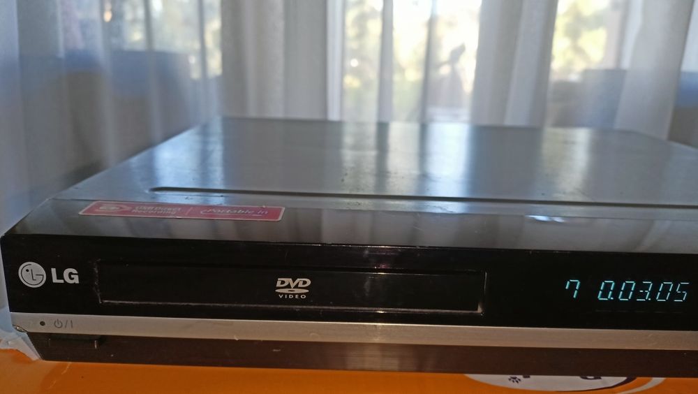Vand un DVD/HT Player LG HT353 + subwoofer