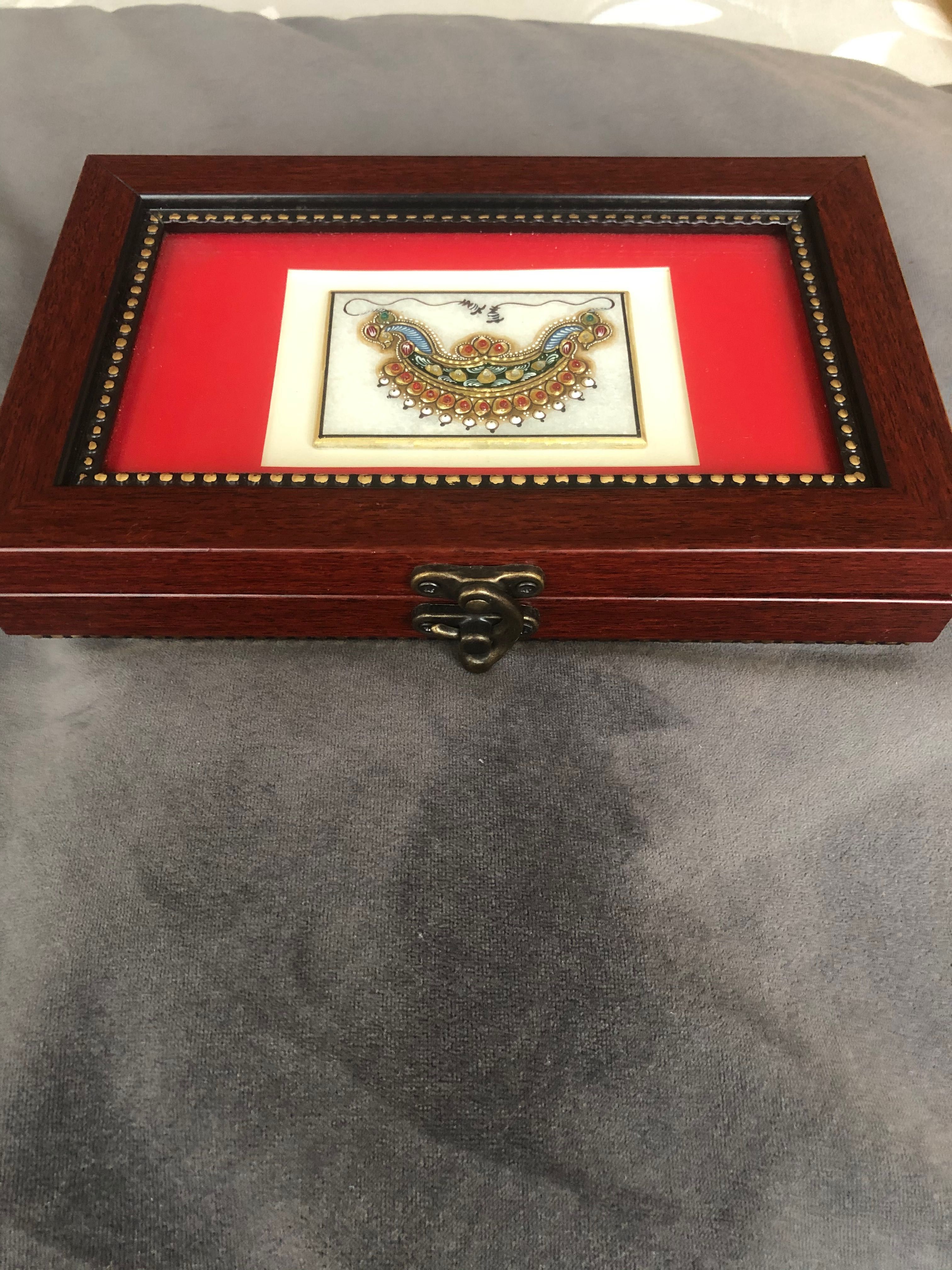 Ръчно-изрисувана кутия със злато