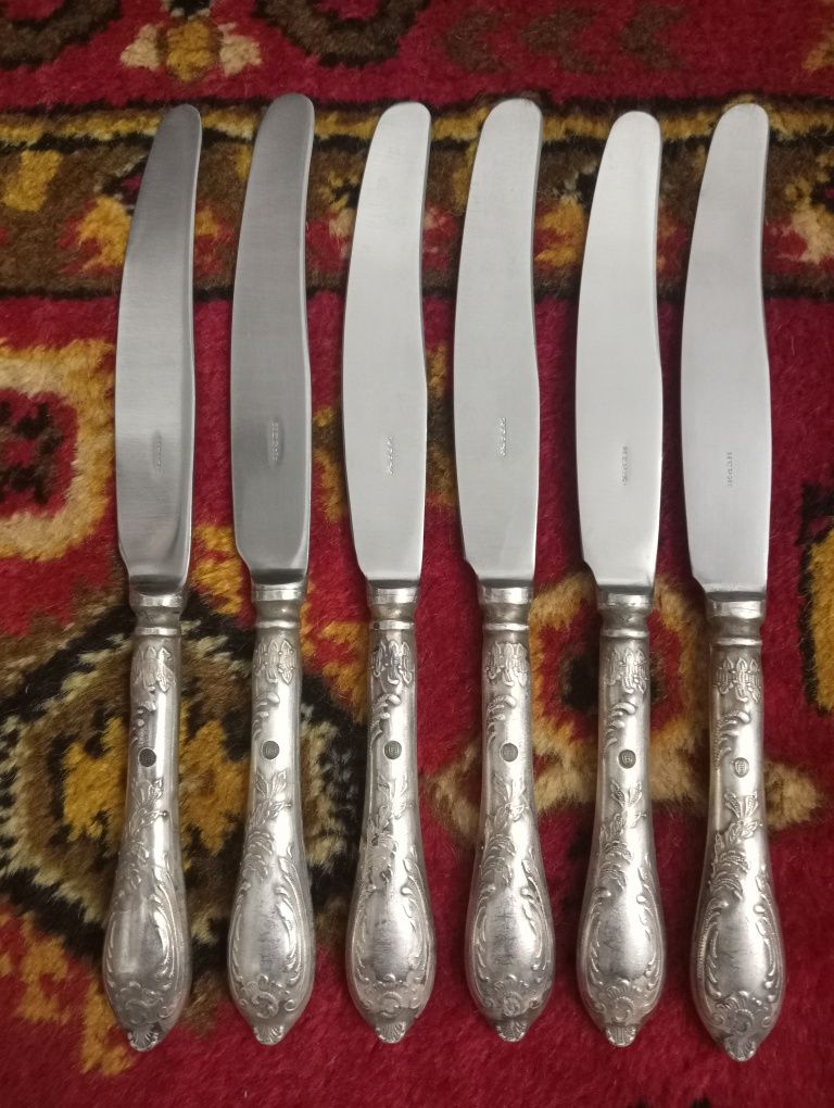 Посуда, вилки и ложки и ножи мельхиоровые.