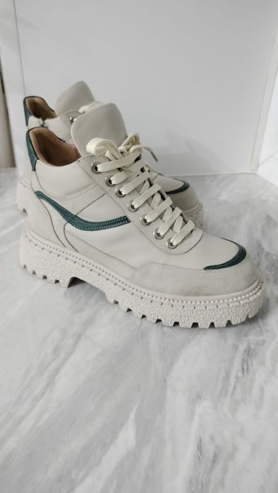 Продам новые зимние кроссовки