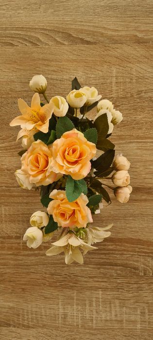 Изкуствени цветя, коледна украса и коледни брокатени свещички