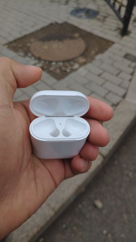 Продам оригинал кейс от airpods 1 и 2 поколения