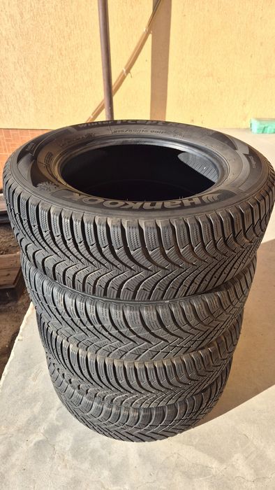 Vand set 4 cauciucuri de iarna Hankook 215/65 R16 pret 250 Ron toate 4