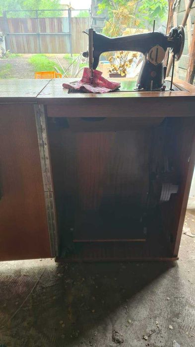 Продам рабочую швейную машинку (ножная) в хорошем состоянии