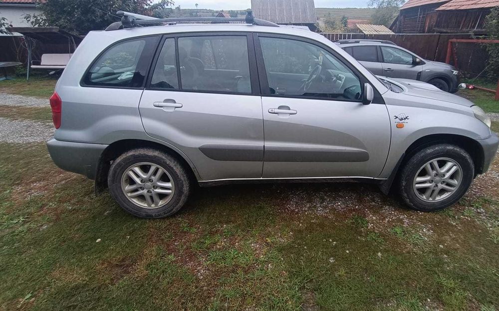 Masina Toyota Rav 4.