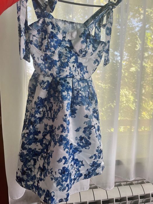 Дамска рокля в синьо и бяло