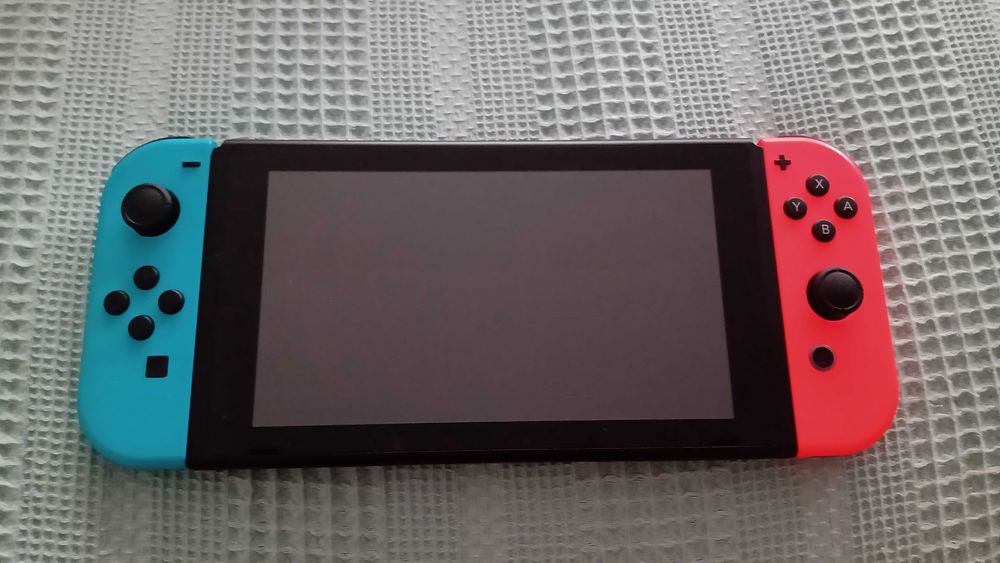 Nintendo switch + 3 игри + кабели + кутия