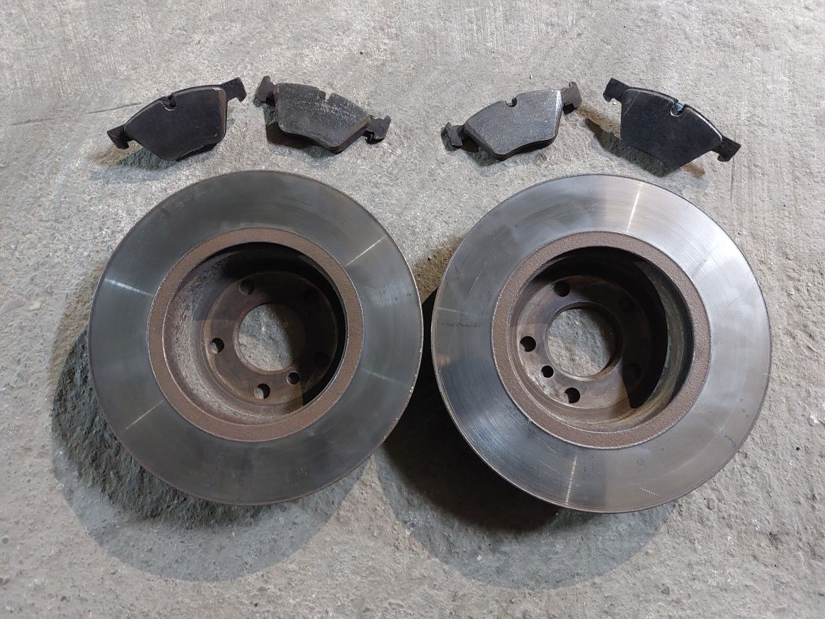 Set discuri frana fata cu plăcuțe BMW F10 F11 diametru 330 x 34