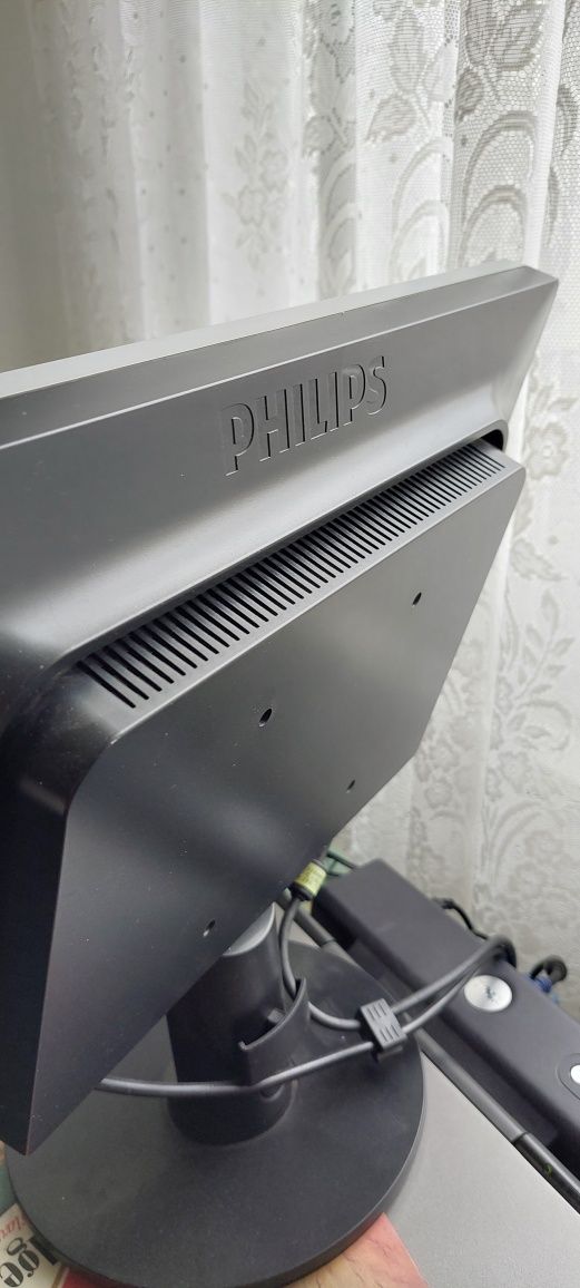 Монитор Philips Briliance 190SW.
