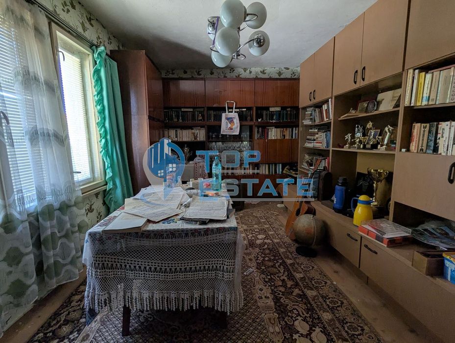 Тухлена къща на тиха и спокойна улица в село Поликраище