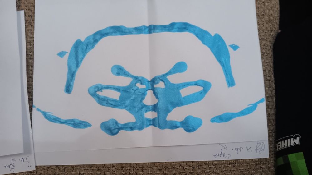 Рисунки които един чип е от бои а пък другият и е ме от моливи