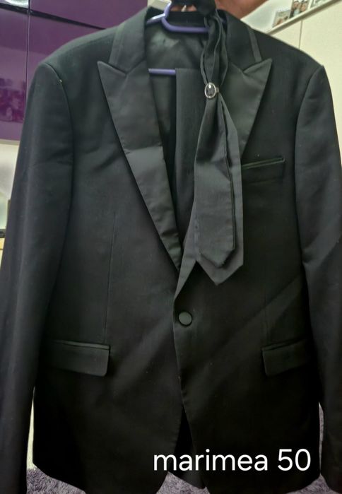 Vând costum trei piese