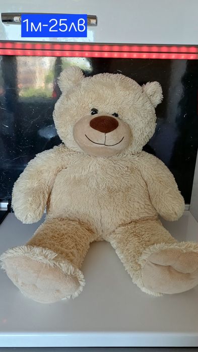 Плюшени играчки и коледна лампа